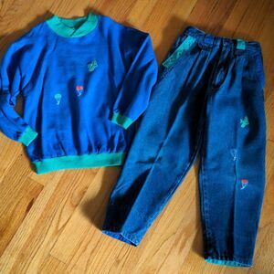 Vintage sweatshirt and jeans set size 6 jeans can be worn folded up or down